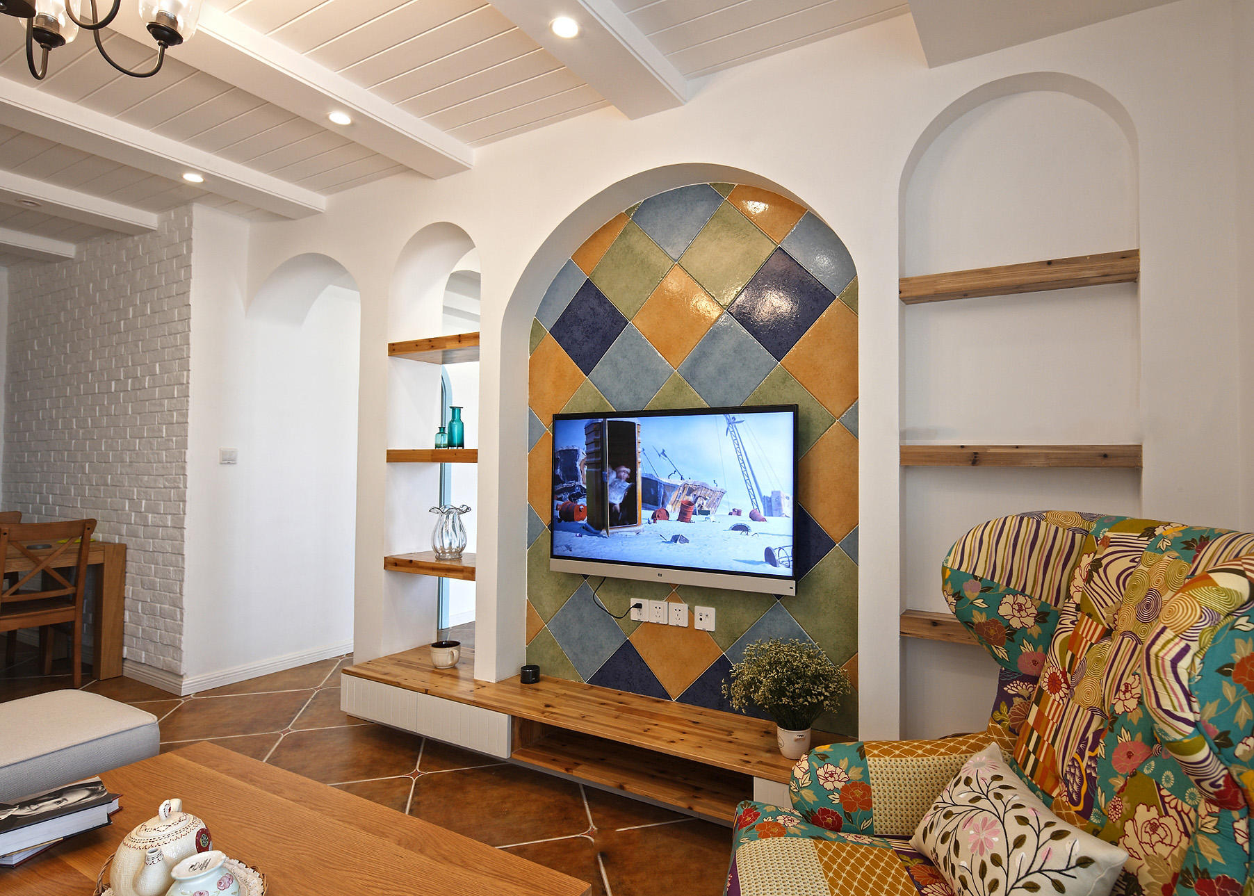 经典地中海客厅彩色电视背景墙设计图