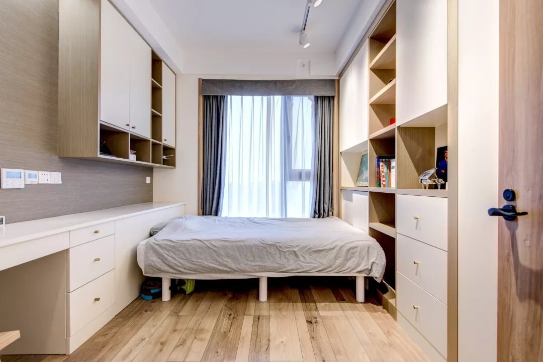 现代风格二居室卧室组合柜装修设计图