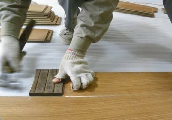 地板安装工人安装标准，快来了解地板的安装有哪些标准!