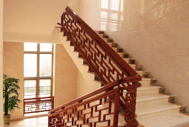 别墅楼梯安装在屋里哪里最合适？来看看应该如何安装！